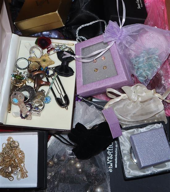 Mixed costume jewellery including boxed.